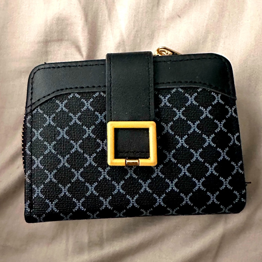 Mini but spacious wallet